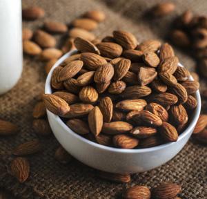 amandes produit naturel en circuit court avec Debbye Vadrouille à Dinan